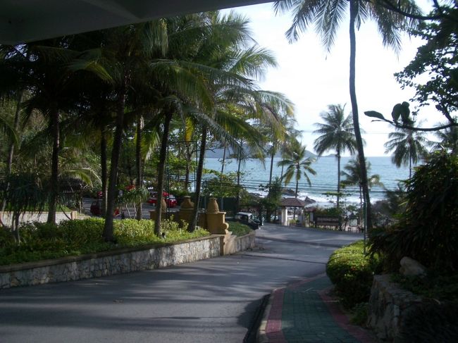 ホテルの目の前にパトンビーチが広がっていました。行った時期はモンスーンで一応遊泳は禁止でしたが。