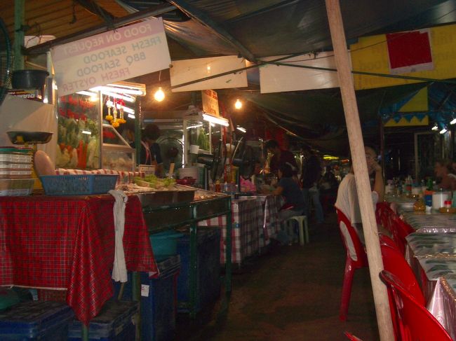 屋台が集まっているところ。ここでは春雨とエビの炒め物と、ココナッツのスープなどを食べました。おいしかった！それにしてもみなんフレンドリーな店員さんだったなぁ。