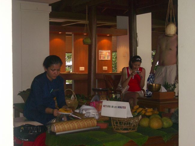 日本では食べれないいろいろなフルーツを食べました☆匂いがきついということでドリアンはホテル内に持ち込み禁止だとか。さくさくフルーツを切ってくれたおねえさん。