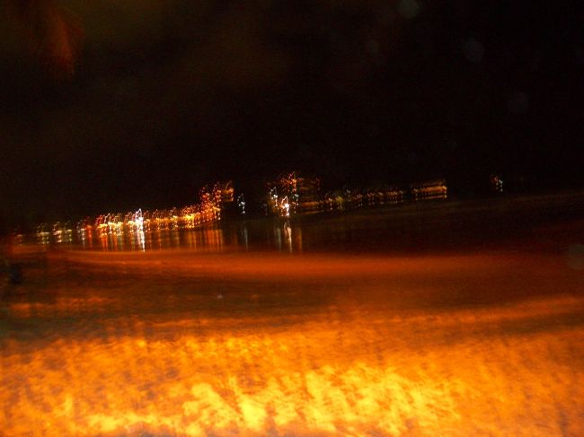 夜の海。夜景モードで撮ったのですが、ピントボケ。良く管理されていてゴミの少ないパトンビーチ。