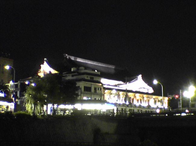 鴨川方面から撮った四条の街並み。ライトアップされて綺麗でした☆酔ってさらに綺麗に見えたのかもｗ