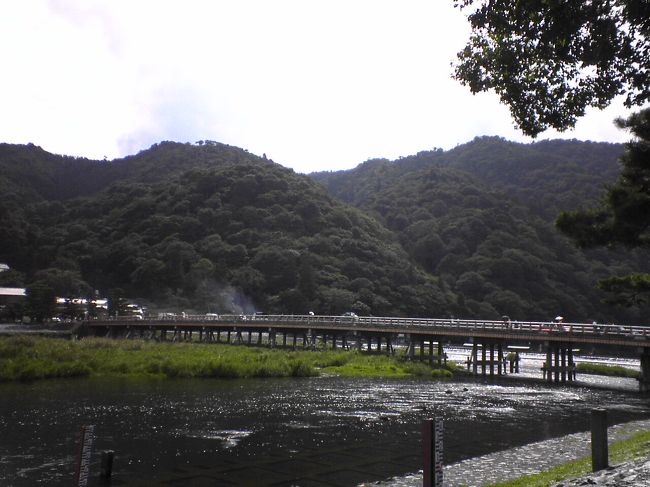 渡月橋。近くで染物をやっていて、ハンカチを作ってきました。