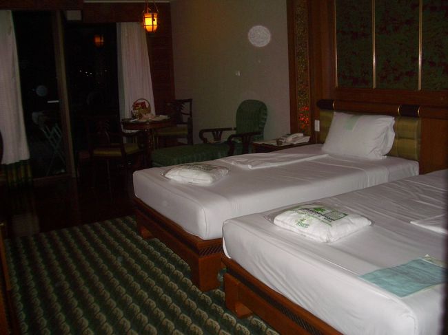 今回泊まったのはこちら。木目とグリーンの色合いがとっても落ち着いて、部屋に帰ってくるたび良い気分になりました♪