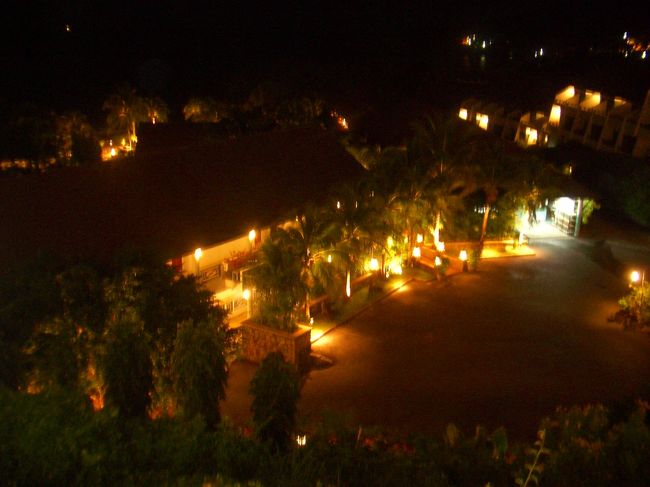 部屋から撮ったホテルの一部。明かりが見えるところは別棟です☆