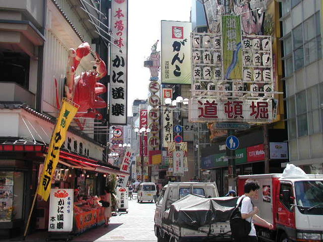 橋の袂から「くいだおれ」「かに道楽」方面を！