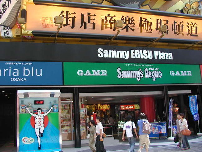 ビル正面！客引きもレトロ調です。