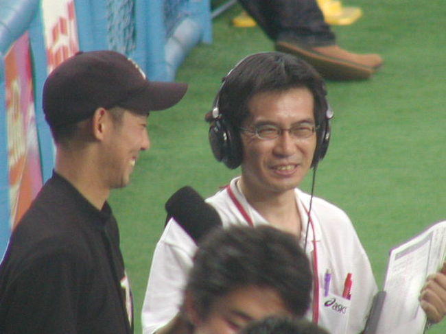 開門時、直ぐ後に「尾崎選手のご両親」と１年ぶりにお会いする。<br />入場すると、地元尼崎出身「尾崎選手」がインタビュー中でした。