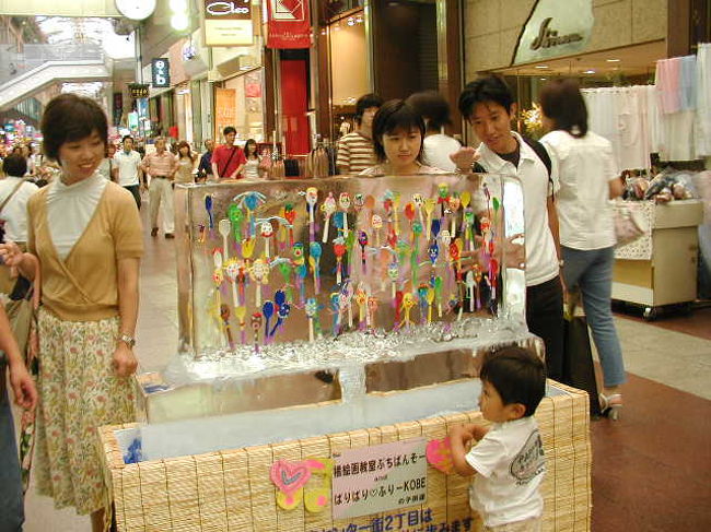 三宮センター街では、「アイデア氷柱」があちらこちらに．．．