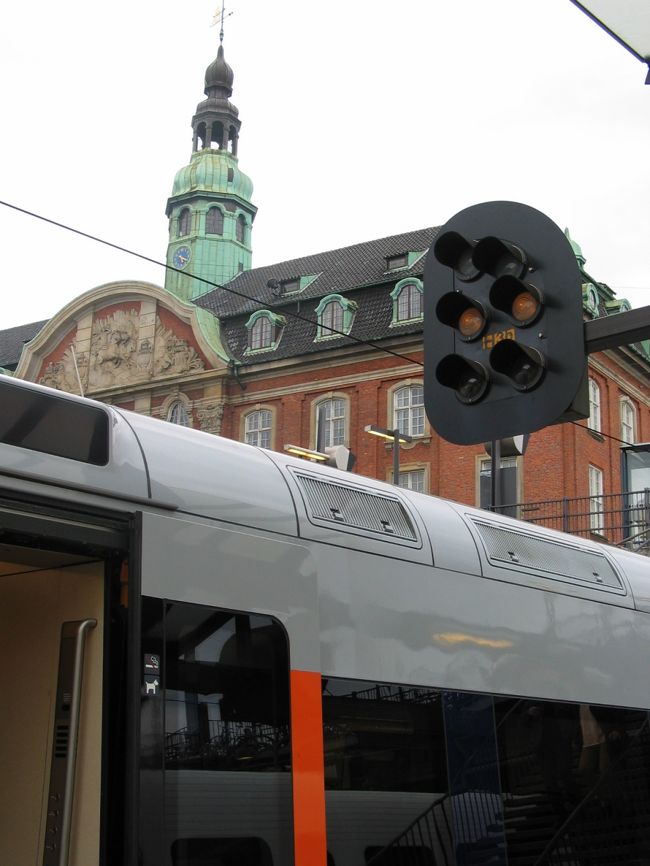 空港から列車で中央駅にやってきました。<br />予約を入れたホテルは駅の近く。<br />だけど。。。よく似た建物が多くなかなか見つけることができません。