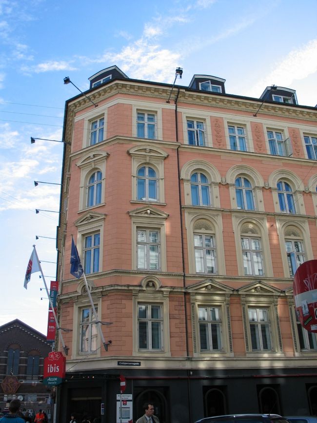 石畳の上を重い荷物を引きずってようやくホテルを見つけました。<br />ピンク色のかわいいホテルです。