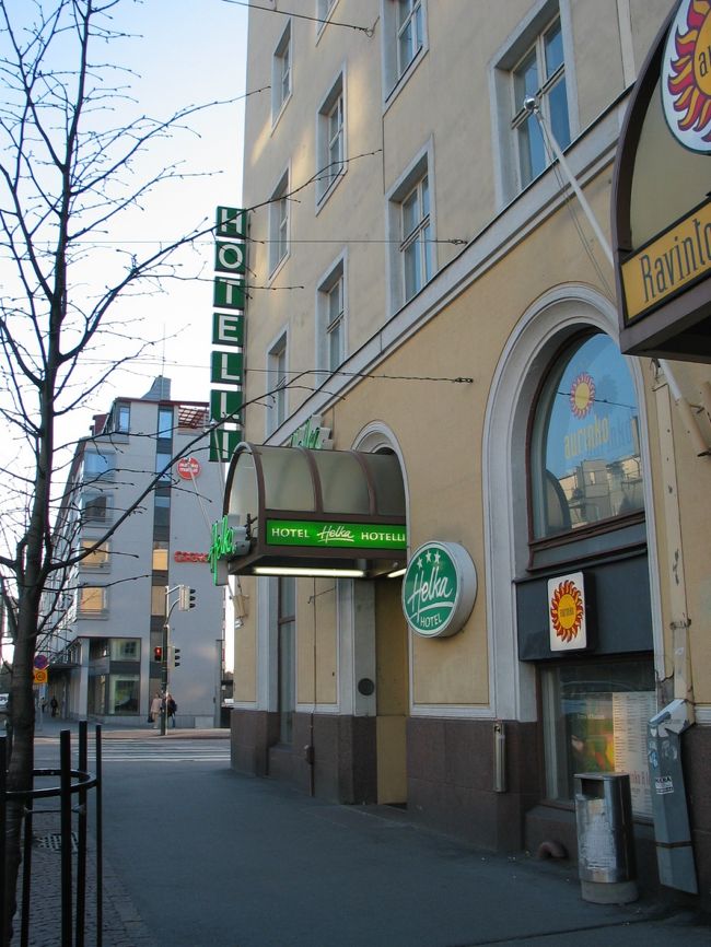 空港からヘルシンキ中央駅までバスで移動。<br />ここからまた重い荷物を引きずって予約したホテルを探します。<br />地図で見ているとすっごく近いんだけど、なかなかホテルに着きません。<br /><br />「ホテルヘルカ」は小さいけど、シンプルにまとまっていてきれいな部屋でした。<br />