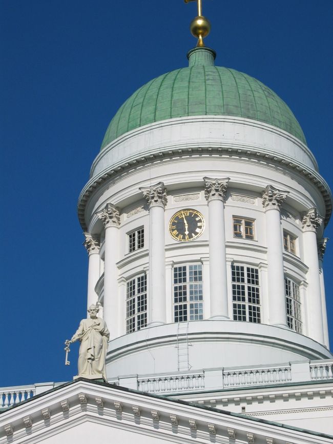 さて街を歩くことにしました。<br />まずはいつものヘルシンキ大聖堂。<br />いいお天気だったんで白い大聖堂がより綺麗に見えました。