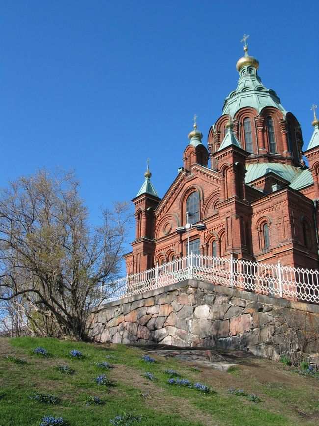 もう１つ教会へ。<br />ここも何度も訪れているところです。<br />でも中に入ったことがなかったんで入ろうと思ったら閉まってました。<br />いつも冬に来ているんで、花を見ることはなかったんだけど、やはり<br />春ですね。<br />教会の周りにはスイセンや小さなブルー？の花がたくさん咲いていました。