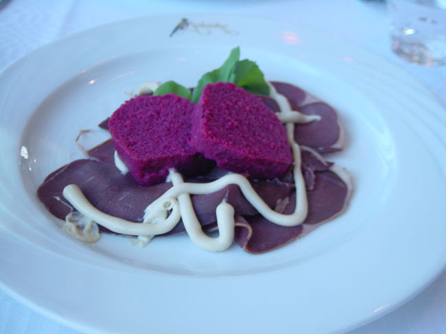 ホテルに帰ってくると、もう夕食の時間でした。<br />今日はたくさん歩いたし、ホテルの周りに食べるところもなさそうなんでホテルで夕食を食べることにしました。<br />写真に写ってるのは前菜で頼んだ「トナカイ肉の燻製」<br />やはりクセがあって食べにくかったです。