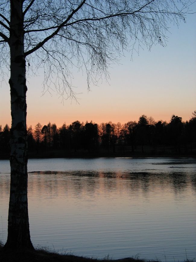お風呂に入ってバルコニーに出ると、きれいな夕焼け？？<br />急いでカメラを持って外に出ました。<br />夕焼けといっても夜の１０時。<br />まだ明るいです。<br />ホテルのすぐ側に湖があって、夜遅くても明るいんで外に出ても<br />こわく感じません。<br /><br />☆５日目以降は次回旅行記に続きます☆