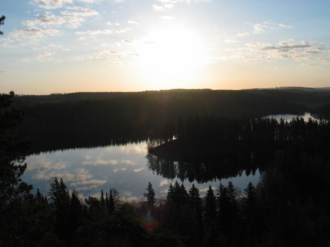 ５月１１日（５日目）<br />展望台での朝の景色が見たくって、朝早く展望台までやってきたんだけど。。。<br />展望台にはカギがかかっていて入れません。(･･,)ｸﾞｽﾝ<br />だけど展望台下の景色を見て感動！！<br />こんなすばらしい景色が見られるなんて！