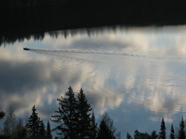 よ〜く湖を見てみると、ボートがゆっくりと移動してきました。<br />辺りはシーンと静まりかえっていて神秘的な風景です。<br />このボート、なんだか空を散歩しているみたい（笑）<br />