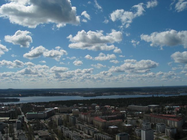 ハメーンリンナからトゥルクへ向かう途中、タンペレによりました。<br />展望台に行きたくってバスを待っていたんだけど、なかなか来てくれません。<br />列車に時間もあるんで「えーい歩いて行っちゃえ」ってことでタンペレの街をぶらつきながら展望台へ向かいました。<br />ここの展望台の景色も素晴らしいです。<br />森の中に街があるって感じかな？
