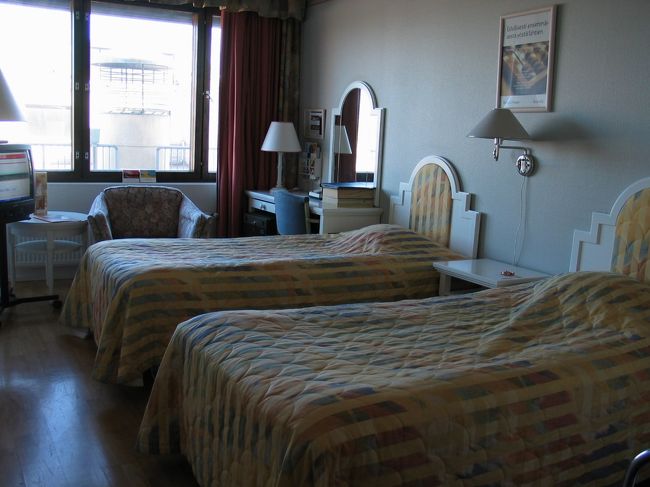 タンペレからトゥルクに移動して今夜泊まるホテル「スカンディック・ジュリア」にやって来ました。<br />ここのホテルは映画館やお店があるビルの中にあるんです。<br />わたしはこのようなホテルは始めてだったんでビックリしました。<br />部屋の窓からはタンペレ大聖堂が見えました。