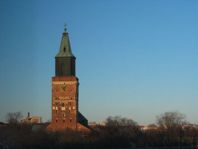 今日は移動が多く、歩き疲れていたんで街をぶらぶらと歩く元気なないんだけど、せっかくトゥルクまで来たんだしもうちょっとがんばって歩くことにしました。<br />トゥルク大聖堂の中に入りたかったんだけど、ちょうどミサが行われていて入ることはできませんでした。