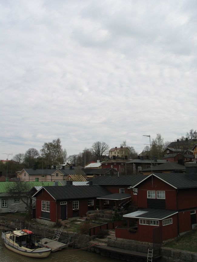５月１３日（７日目）<br />この日はお天気が悪く、今にも雨が降りそうです。<br />ずーっとお天気に恵まれた旅だったんで残念。<br />ヘルシンキからバスに乗ってポルボーに向かいました。<br />かわいい倉庫が並んでいるので有名なポルボー。<br />街もかわいい家々が建ち並んでいます。<br />