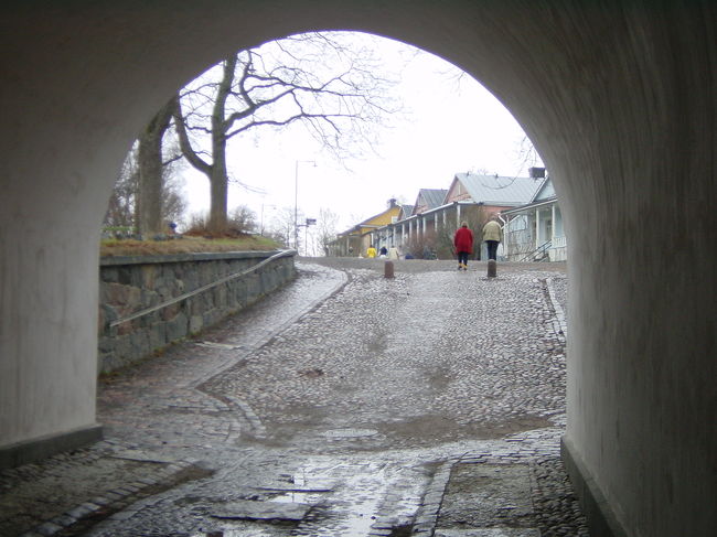 ポルボーからヘルシンキに戻り、今度は船で１５分程のスオメリンナ島に向かいました。<br />雨が強く降り出してきてちょっとブルーです。<br />