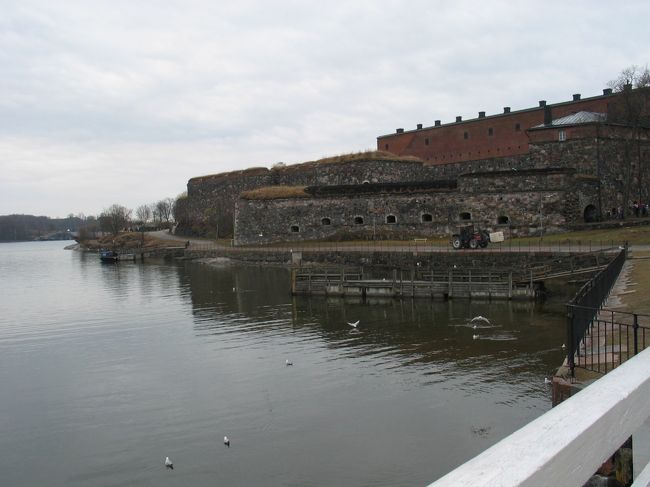 島をひと回りすることにしたんですが、あんなにインフォメーションセンターに人がいたのに、散策している間はほとんど人に会いませんでした。少し心細くなります。<br />それにお天気が悪いため、すっごく寒い。<br />