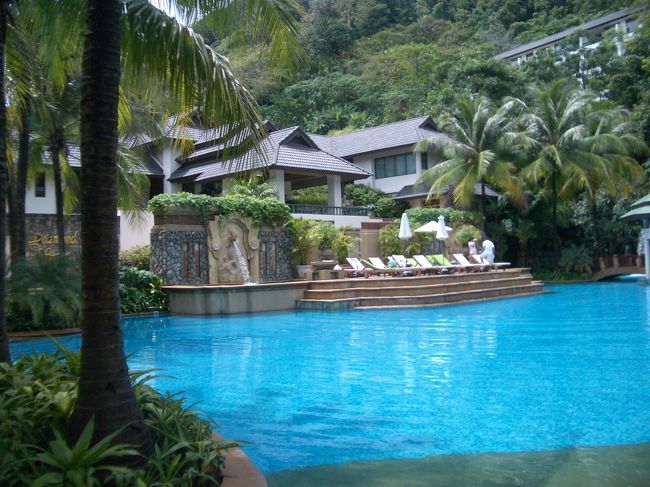 ホテル内にあるプールです。今回はなぜか忙しく泳げませんでしたが、リゾート内に２個ありました。