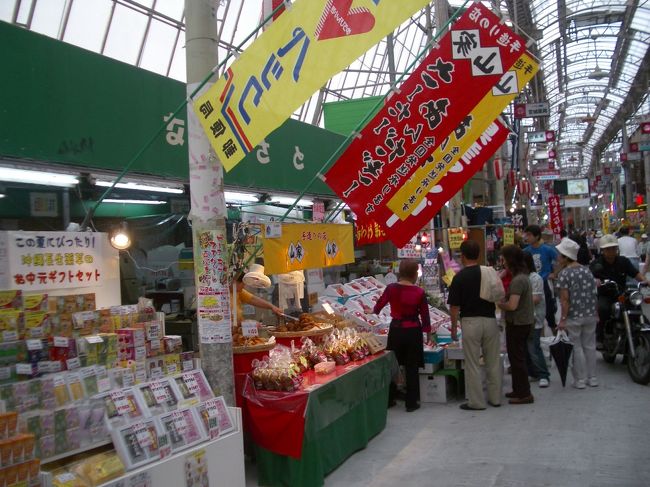 フェリーまでの時間、国際通りの市場でぶらぶら。いろんな雑貨やTシャツなどがあって楽しい♪