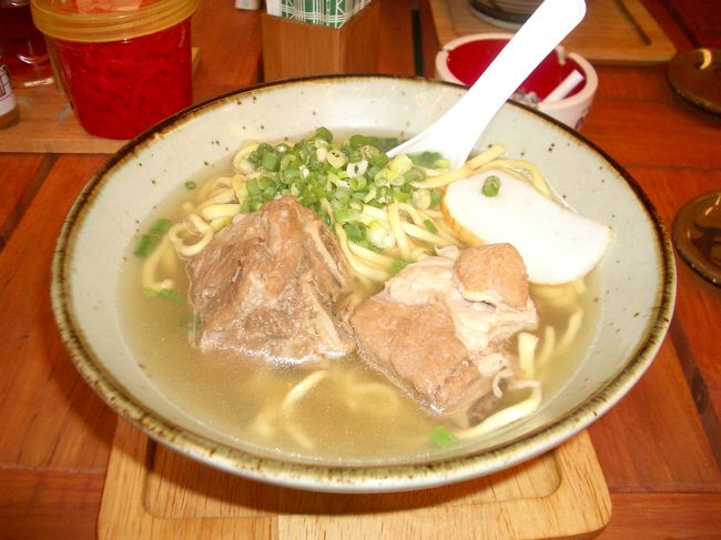 とりあえず、腹ごなし。やっぱりソーキそばです☆肉が柔らかくておいしかったぁ。ここの店の名にもなっている『フーチーバー（よもぎ）』のジュースを飲みました。青汁もさほど嫌でないわたしもあまりのにがさにちょっとたじろぎ・・・。体には良いそうですｗ