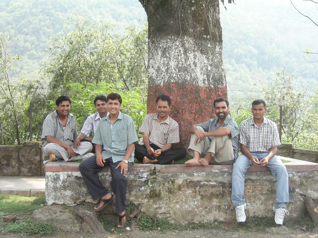 POKHARA<br />滞在したNepal Guest Houseのオーナーとスタッフ、そしてご近所さん。<br />オーナー家族はすぐ裏に住んでいる。とても居心地のよいGHですっかり長居してしまった。<br />度重なるスト。夏の暑い日にはこうしてチョウタラの下でぼーっと。<br />