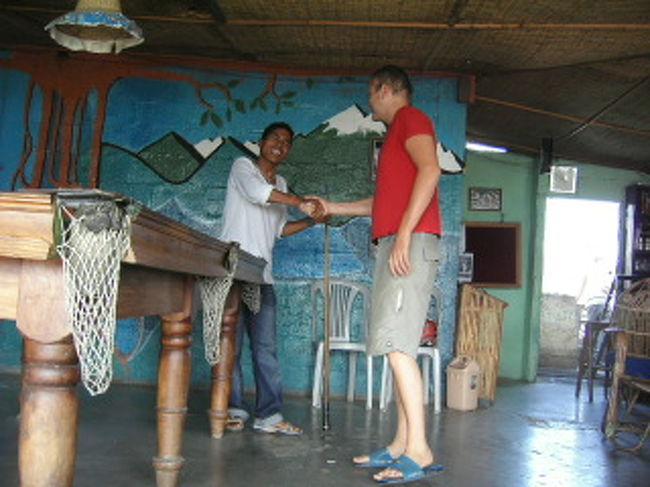 同じく長期滞在していたスペイン人のロベルトとビリヤード。<br />名前を忘れてしまったけど、このネパール人の男の子も面白い子だった。<br />ヴィパサナメディテーション経験者。３人でインドや瞑想について話し、盛り上がる。<br />