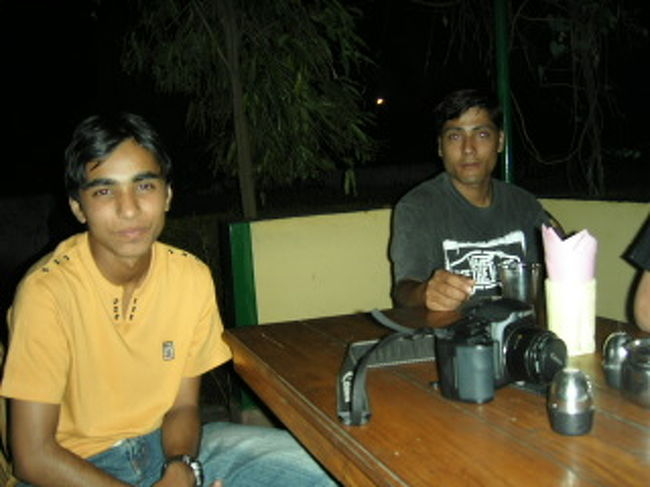 Wビシュヌ。オーナーの息子とGHのマネージャー。ほかのゲストとともに語る一夜。<br />マネージャービシュヌはとても博学。豊富なボキャブラリーでわかりやすくあらゆることを説明してくれる。ヒンズー教、アンナプルナ、ソーラーシステム、ベジタリアンについて……。<br />息子ビシュヌはいつも眼をきらきらさせていて、将来がとても楽しみな17歳。4人姉弟の長男。ここの家族はとても仲が良い。