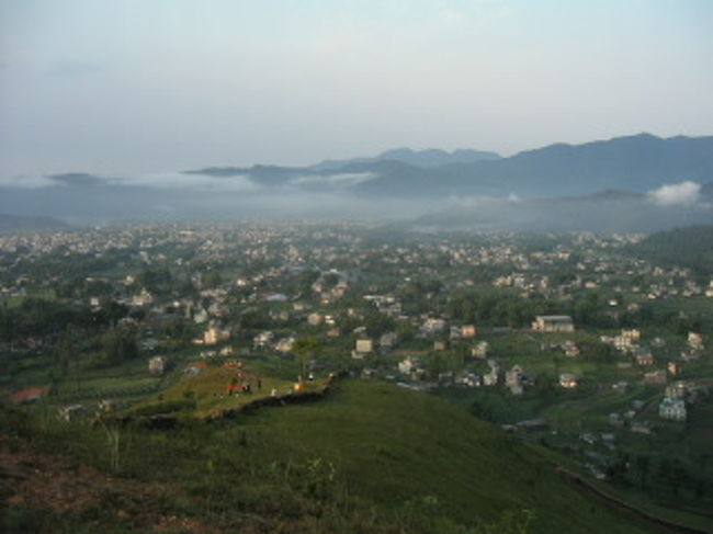 オーナーと彼の友人と早朝散歩。ネパールの朝は早い。<br />ラジオを片手に散歩する人。掃除する人。チヤを飲んでいる人。店を開いている人。<br />散歩の後はダムサイドのジャーマンベーカリーで焼きたてのパンを買い、GHに戻り中庭で食べる。幸せ。<br />