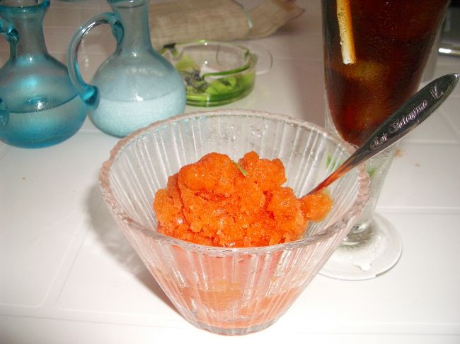 最終日に食べたスイカのシャーベット☆ガラスの容器も綺麗で、お店は蚊帳のようなものに囲まれたもので、扇風機が回っていましたが、ガラス食器の色も綺麗で暑さの感じないくらい！