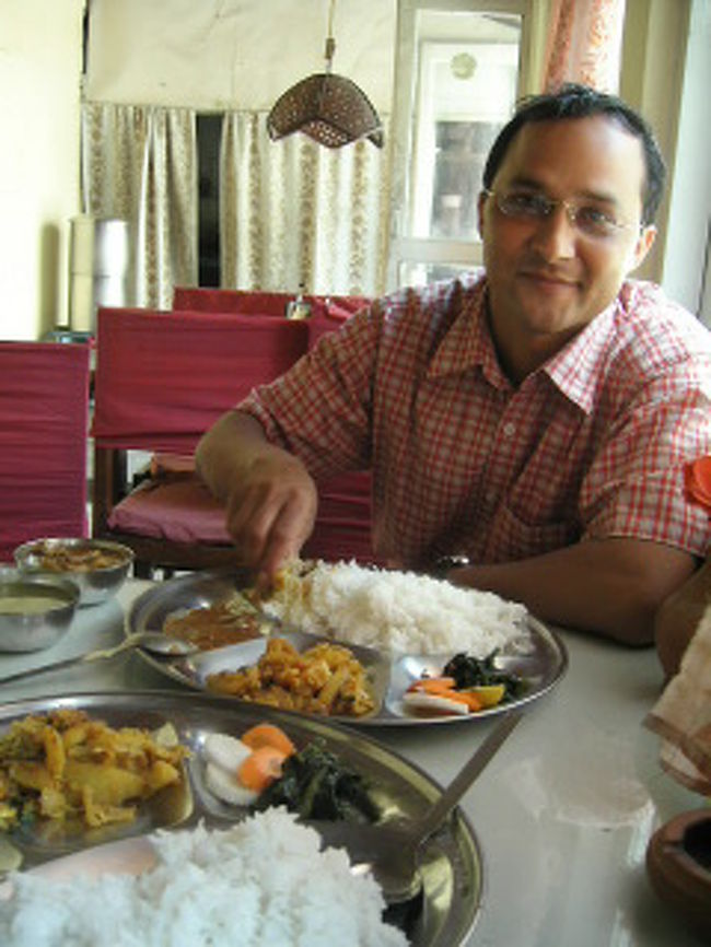 カトマンズにて。<br />泊まっていたホテルの共同経営者であり、カーゴ会社も持つThirと道でばったり。ともにお腹が空いていたのでお勧めのダルバート屋に連れて行ってもらう。Didiko Baba Bhojanalaya。ヴェジ50ルピー。おいしい。<br />タメルにもポカラにも日本食を含め観光客向けのレストランが数多くあり、値段もそれほど高くはないのだけど、それでもダルバートを食べてしまう。そしてパン＆ケーキ。夜8時以降半額になる店によく通った。チーズケーキやキャロットケーキがすごくおいしかった。<br />それから道端で売っている豆類。塩と唐辛子とダニヤ（パクチー）を混ぜたアチャールにつけて食べる。日本にもあればいいのに。<br />