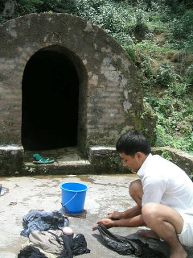 戻ってきたら住人が2人増えていた。Uddabの友達で居候のSuraj。海外へ行くのが本当に困難なネパール人にはめずらしく、フランス・イギリスに住んだことがあり、他のヨーロッパの国も旅したことがあるという（とくにロンドンではなんとKilburnに住んでたというので驚いた）。<br /><br />裏山の湧き水で洗濯＆行水。すごく冷たい。女は小学生が水着に着替えるときに使うような、コットンのペチコートを着て浴びるのだけど慣れないし、男の子の前なのでとても難しかった。数日に一度。毎日は浴びない。<br />