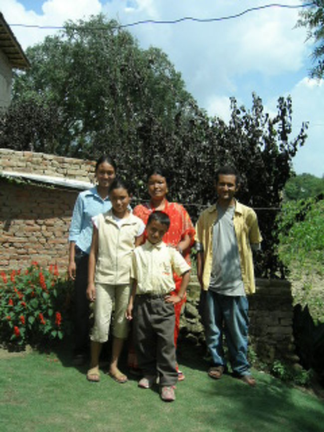 ある一日。<br />もう一人の居候、彼らのいとこMonish（19歳、写真右）とChampiの親戚を訪ねる。3人姉弟がとてもかわいかった。ネパールではいつもとても若く見られてしまうのだけど、このときはなんと16歳のお姉ちゃんに同い年くらいだと思われていた。部屋に呼ばれ、「マニキュア塗ろうよ、ティカつけようよ」と大はしゃぎ。実際の歳を知ってびっくりしていた。そのうちお母さんも一緒になってサリーを着てみろと勧められ……。<br />