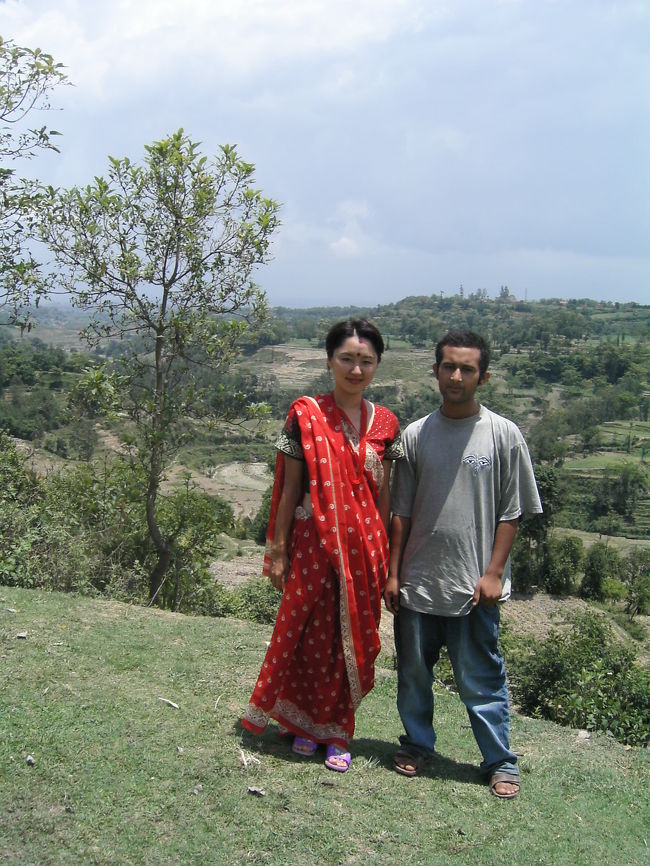 着てみるとみんな大喜び。ネパールには36のカーストがあり、中でもモンゴル系グルンに似ていると。着たまま徒歩10分の別の親戚の家までおでかけ。みんなに注目され、くすぐったい気分に。<br />（3ヶ月の旅行中、自分が写真に写ったのはこの時くらい。）<br />