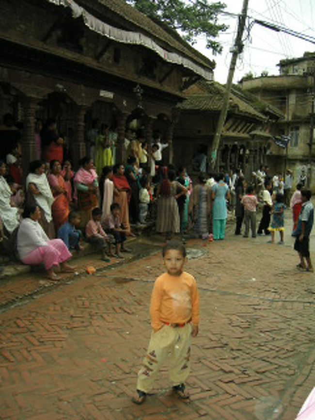 この日はちょうど12年に一度のマスクをつけて踊る人たちが町中を巡るお祭りの日だったらしく、一目見ようと待ち焦がれるネワール人でにぎわっていた。<br />マミーが待っているし、遅くなると帰れなくなるというので残念ながら見ずに帰る。<br />