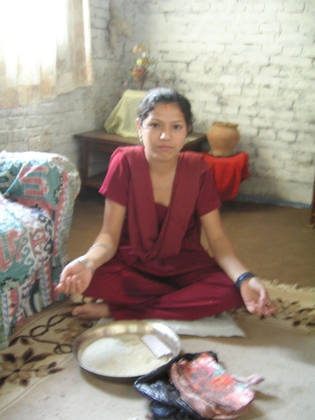 ある一日。<br />占い師兼ヒーラーだという親戚が訪ねてくる。<br />「あたしはアンラッキーだ」と嘆くマミーと、「海外で働きたい」と将来が気になるSurajとともに見てもらった。<br />なんとなくおばさんが来ると思っていたら、こんなかわいい女の子。まだ17歳。<br />占星術とか手相とかではなく、なにかを感じ取るらしい。そういう力を信じないこともない。占いが絶対だとは思わないけど。<br />Surajに通訳してもらう。以下、その一部。<br />なかなか人に秘密をもらさない／ネパールにいる方が日本にいるよりも心地よく感じている／（1週間後にネパールを去ると伝えたら）多分もっといることになると思う*／今後3回はネパールに来る（仕事の関係で？）／毎回たくさんの友達に恵まれる／お金の使い方を知っている／将来リッチになる／学歴はないけど頭はいい／文学、とくに書くことに興味がある／アートとかかわりがある／結婚しても仕事を続けることになる／鉄や機械に関する仕事に就く／とてもラッキーで、今後も何においても幸せにやっていける／今までもしたいと思ったことは簡単に諦めない勇気があったし、果たしてきたはず／２年後日本人と結婚。一男一女に恵まれる／自分が愛するより、彼の方が愛してくれる／多少お酒を飲む人。ハイソサイエティーの人。まだ出会ってない／仏教に興味を持っている／前は肉や魚を食べていた。お酒は時々たしなんでいる／70歳まで生きる／子宮、腰、血行が良くない。将来気管支に支障がでるかも<br /><br />*事実、一週間後Royal Nepalは飛ばず。その2日後ネパールを出た。<br />