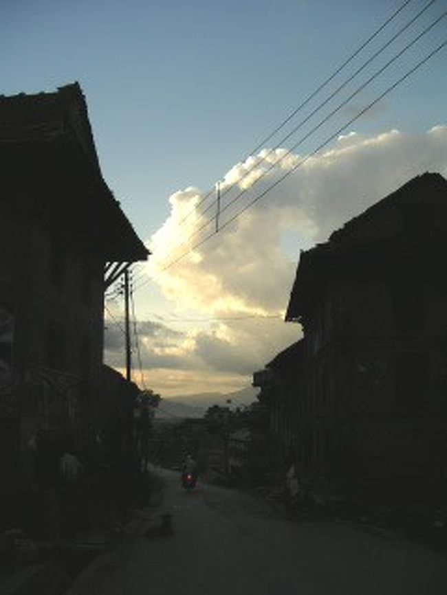 後半は10日間お世話になった。<br />休日の土曜。最後にUttam（ShivaとUttamの友達があとで追いかけてきた）とゴダヴァリ植物園へ行き、マミーに止められていたのにお酒を飲んだため酔いざましに徒歩で帰る（1時間強？）。<br />