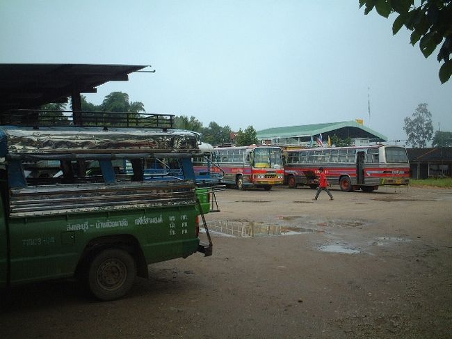 サンクラブリ市場はずれのバス乗場から<br />8:00発のソンテウでスリーパゴタパスへ8:40着30B<br />(ソンテウは４０分おきにでている。乗場に時刻表あり）