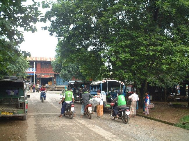 スリーパゴタパスへ8:40着30B<br />途中で軍の検問あり。