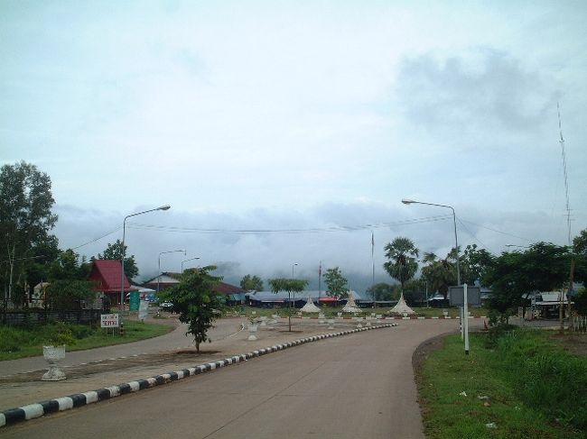 徒歩でボーダーを目指す。<br />おおスリーパゴダが見えてきたぞ！