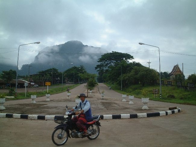 パゴタから今来た道を望む<br />ソンテウを降りてから徒歩７分くらい
