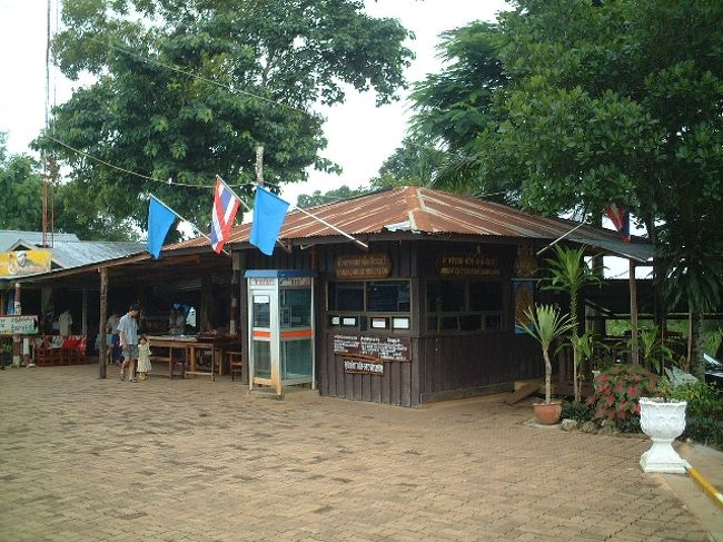 タイ　イミグレーションオフィス<br />パゴタの横っちょのタイイミグレへ<br />手続き開始<br />パスポート、パスポートコピー１枚、顔写真２枚を提出。<br />