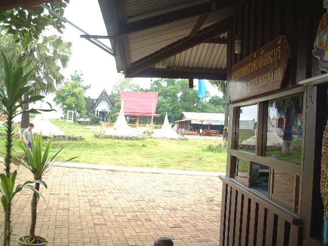 イミグレ窓口<br />この前にテーブルといすがあり座って様式を記入。<br />パスポートを預けノートにサインし入国許可書を<br />いただき無事完了。（私のみで約５分）<br />※7/25(SUN)事前にサンクラブリ市場近くのイミグレに<br />　行くと直接ボーダーで手続できるよとのことだった。<br />　（2004-7情報）