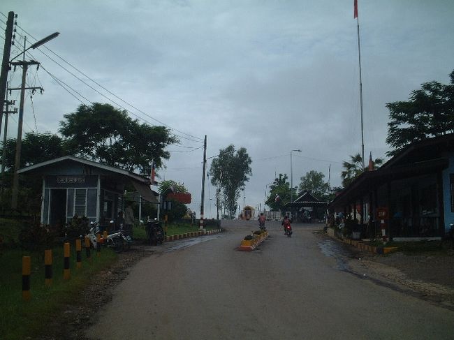 ミャンマーイミグレーションオフィス<br />ミャンマー側からタイ側を望む<br />ここで先ほど手に入れた入国許可書と<br />入域料US$10と入国許可書渡す。交換に入域札を預かる。