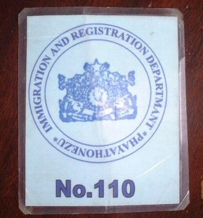 パウチっこされた入域札！？<br />なくさないようにね。<br />帰りは入国時と逆です。<br />入域料US$10は返ってきませんが…(~_~;)<br />札を渡し許可証を返却してもらい<br />国境を越え許可証を渡しパスポートを<br />返してもらいます。<br />